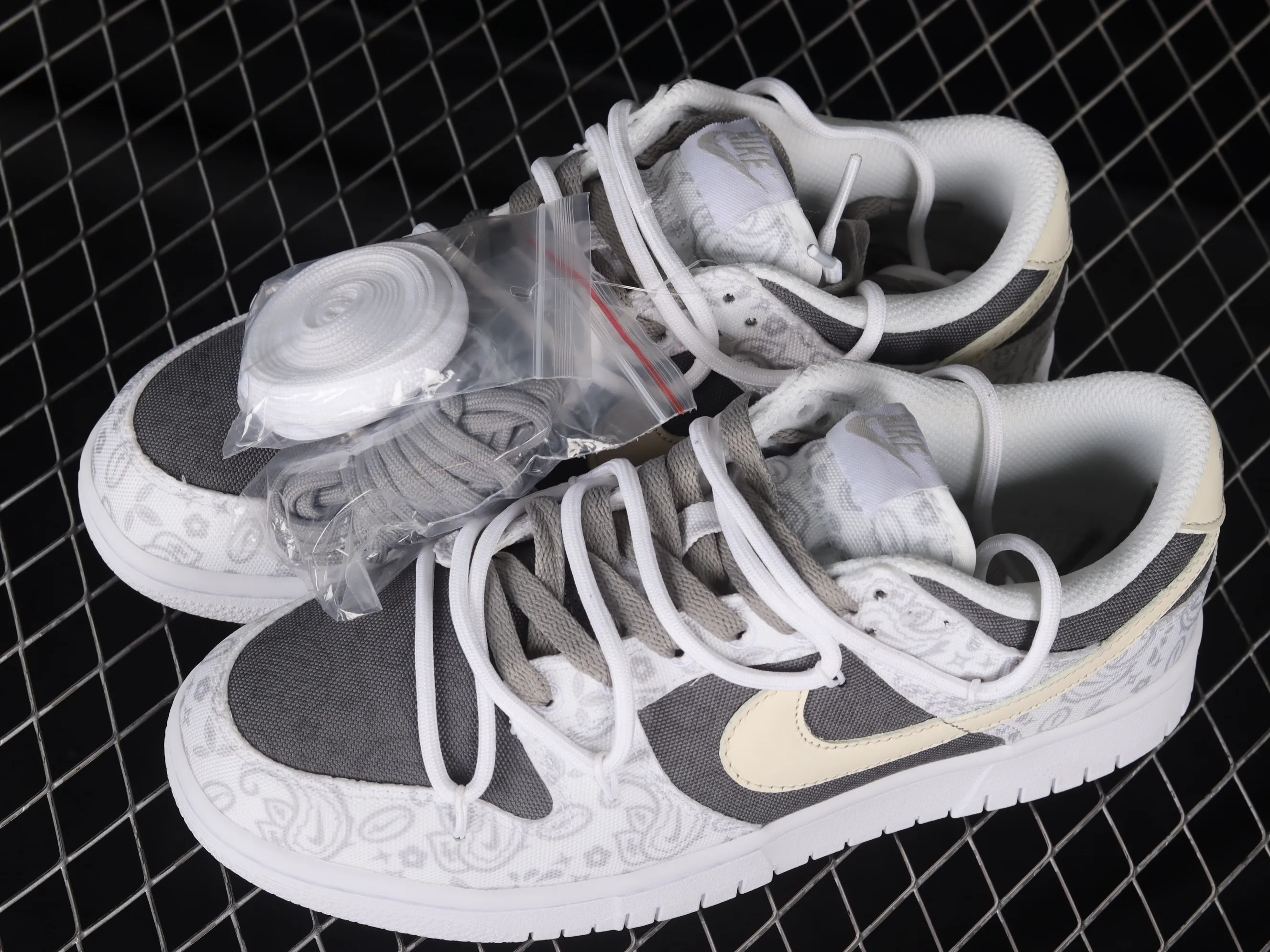 All categories Nk SB Dunk series Nk SB Dunk Low low-top sneakers Nk Dunk Low ESS reverse cashew flower micro industry customized version of deconstructed strap casual sneakers DJ9955-100
